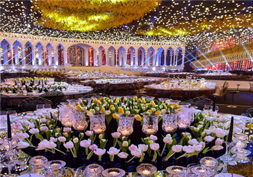 Watch this wedding planner build his own wedding from scartch !