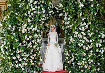 Grace Kelly's Royal Wedding RECREATED By This Russian Bride !